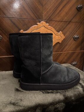 UGG Women 10 Classic Short Suede Boots in Black